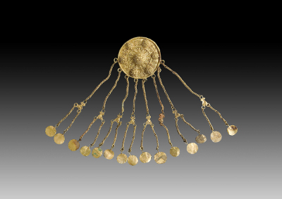 Brooch with chains and pendants