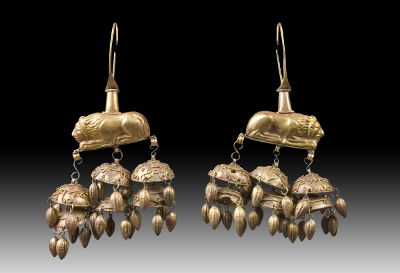 Earrings in the form of crouched lions with pendants